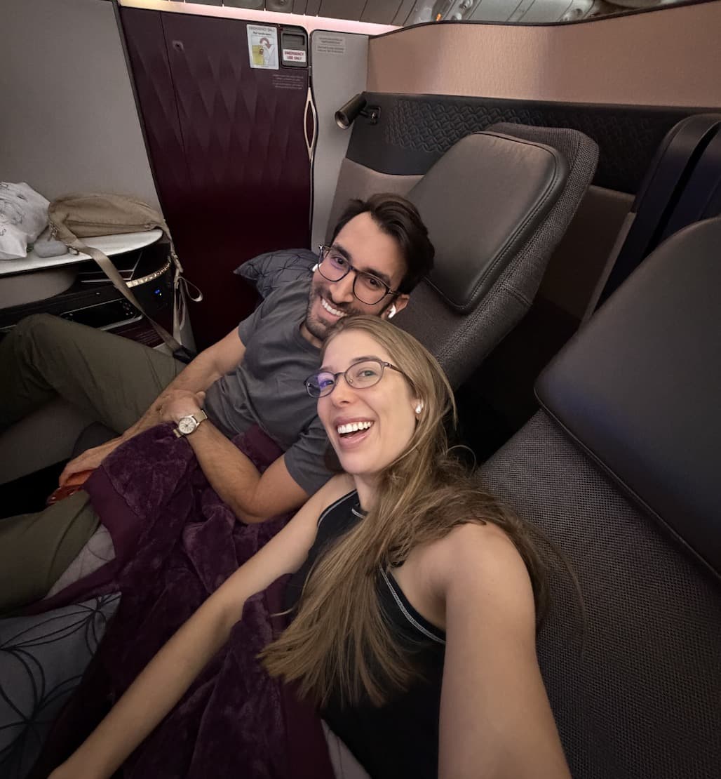 Lucas e Maria Victória viajando de classe executiva.