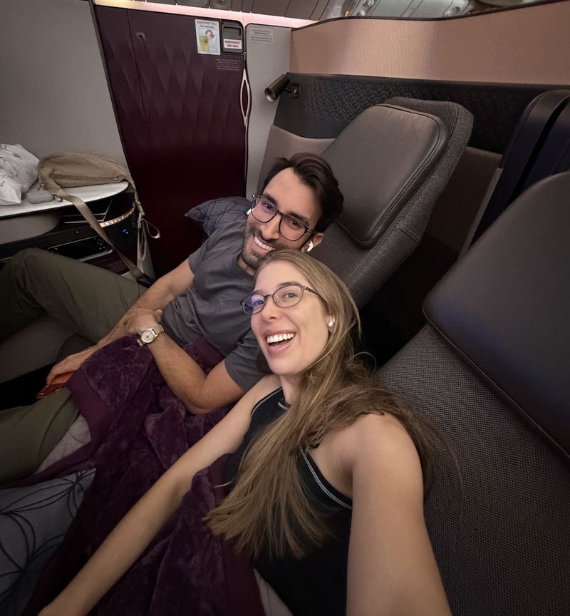 Casal fundador da Nutrindo Viagens viajando de classe executiva.